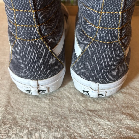 VANS Sk8-Hi Overwashed Shoes
Mens 4, Women’s 5.5. Dark gray canvas. Unisex - Picture 8 of 9